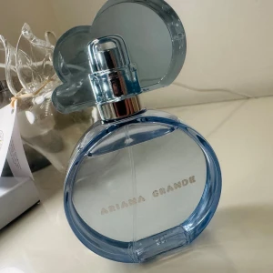 Ariana grande cloud parfym 50 ml - Säljer min parfym i 50ml endast sprayad 3-5 gånger, helt ny säljer den för 340kr