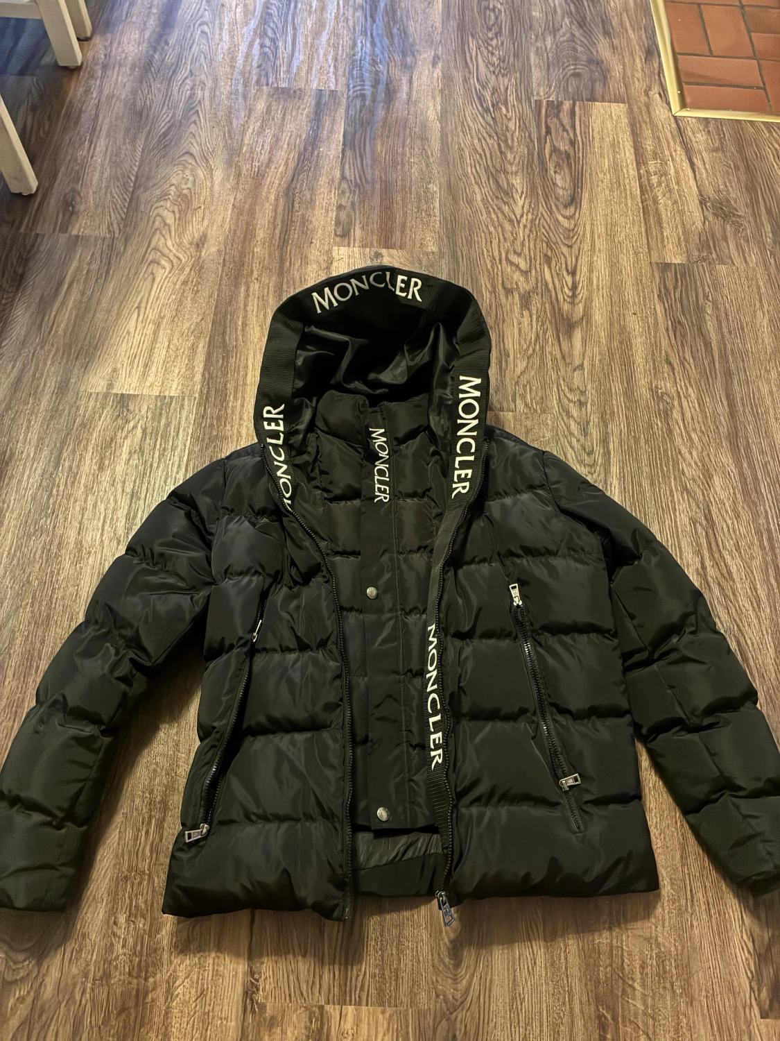 Svart Moncler pufferjacka med huva