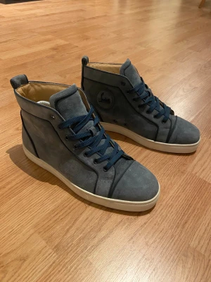 Christian Louboutin - Ljusblåa Christian Louboutin i bra skick. Nästan ingen healdrag. Skorna är i storlek 42 men kan även passa 43. Tveka inte att kontakta vid minsta lilla fundering. 
