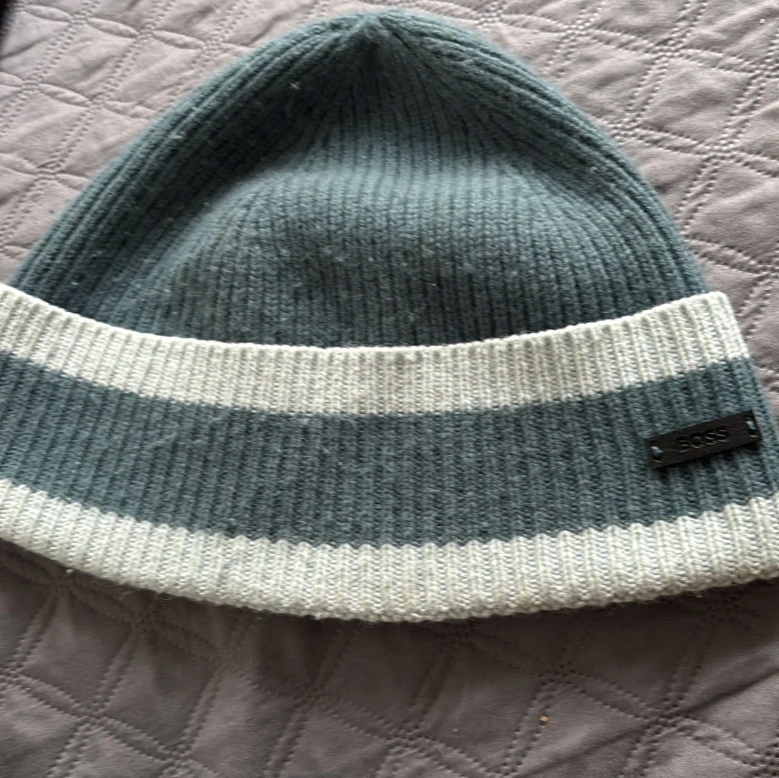 Gråvit stickad mössa från BOSS