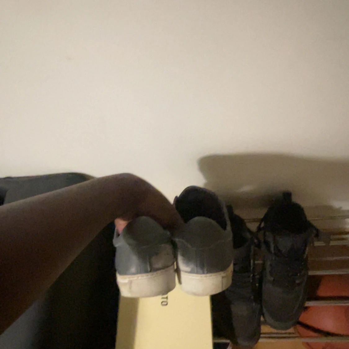 Grå sneakers Axel Arigato med dragkedja - 2