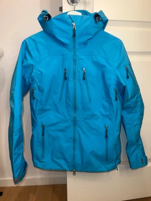 Stellar Equipment  - Säljer min Stellar Equipment jacka i modellen W Stellar Shell Jacket i storlek S. Den är lite liten i storleken. Jag har endast använt den en vecka i fjällen under förra säsongen. Haft en tidigare ägare innan mig. Är i fint skick ingas skador förutom ett litet hål längt resåren, är tydligen ett vanligt problem på den äldre modellen.   Skriv gärna vid frågor!