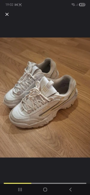 Fila Sneakers, Vit - Säljer ett par vita sneakers från Fila. Skorna är i använt skick.  Använt de några gånger  Ska tvätta de rent