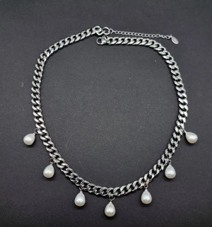 Stilfullt halsband  - Material-rostfritt stål.  Kedjetjocklek-7mm 