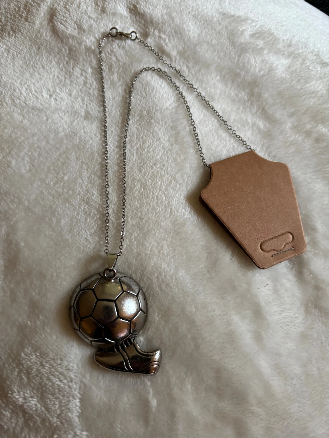 Halsband med fotbollshänge i silverfärg