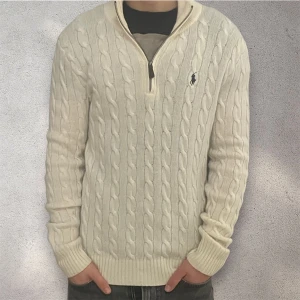 Ralph Lauren Halfzip - Beige finbroderad halfzip från Polo Ralph Lauren med klassiskt kabelmönster. Storlek S. Den är i nyskick, använd en gång. Priset är inte slaget i sten! Skriv gärna frågor kring tröjan:) 