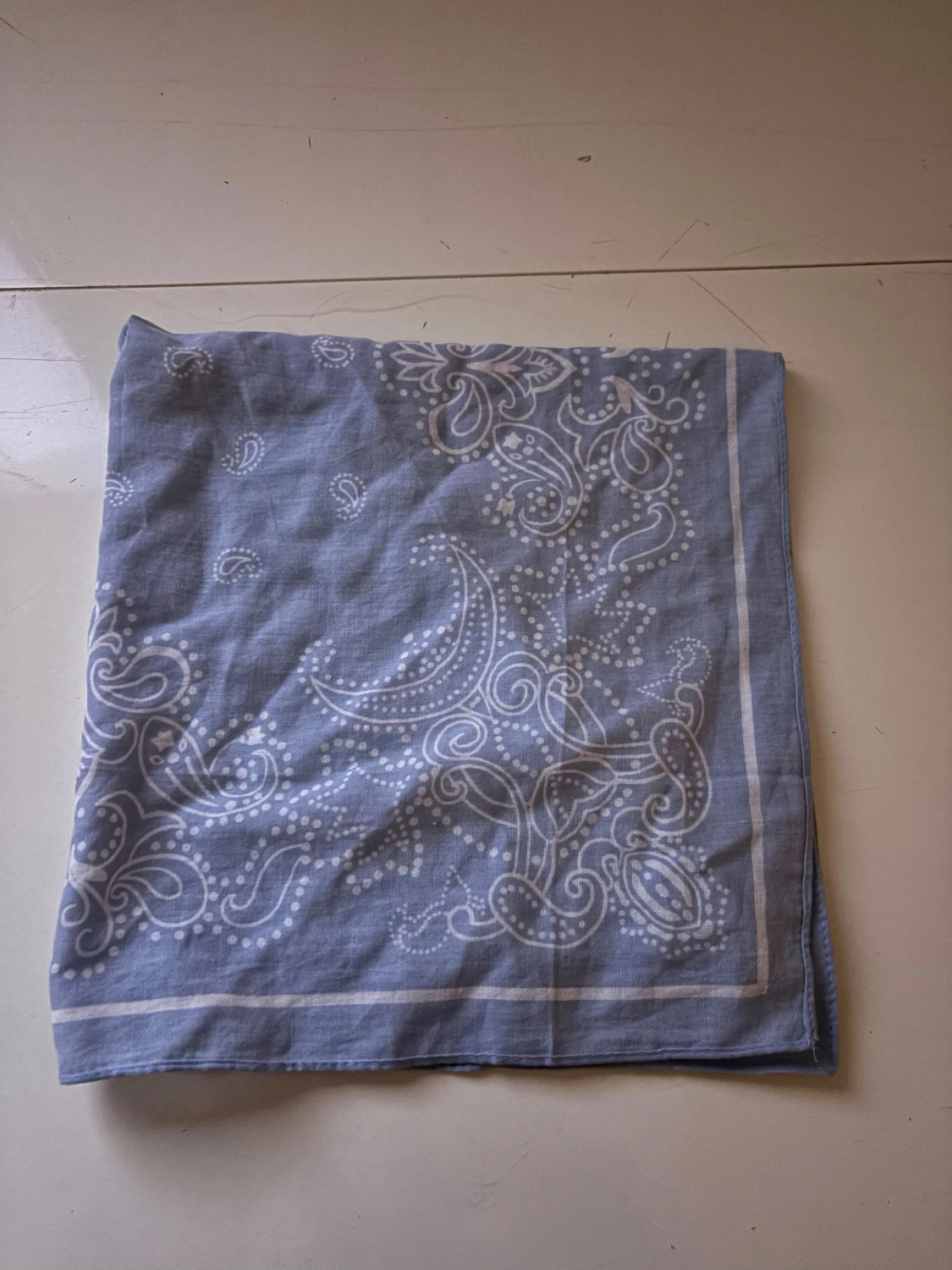 Blå paisleymönstrad bandana