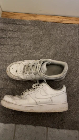 AirForce 1  - Säljer mins gamla airforces pågrund av att jag har nya och varför jag säljer dom till så billigt pris är för att som ni kan se på bilderna är det mycket färg skvätt på dom men det går bog bort med lite nagellacks borttagning eller någon annan sprit om man gnuggar men annars bra skick så priset jag lägger på dessa är nog något jag skulle personligen köpa dom för! Tveka inte att slänga ett dm om ni är intresserade eller har några frågor!🤝💕