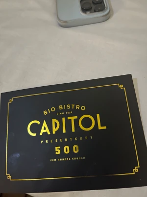 Presentkort – Capitol Bio & BistroVärde: 500 krPris: 400 krHelt oanvänt. - Bilderna visar ett presentkort till Bio-Bistro Capitol i Stockholm, värde 500 kr, giltigt till 12/12 2025. Det är inte en bok, utan ett presentkort för bioupplevelser och mat. Ingen 
