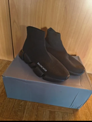 Balenciaga skor - Hej säljer ett par helt svarta balenciaga som inte är använda dom är i nytt skick perfekta skor till vardagen pris kan diskuteras vid snabb affär!