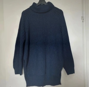 Mörkblå stickad polotröja från SHEIN - Mysig mörkblå stickad polotröja från SHEIN i storlek L. Tröjan har en bred polokrage, grovstickad struktur och långa ärmar. Perfekt för att hålla värmen under kyliga dagar och har en loose passform som ger en chill vibe. Använd en gång, som nytt. Storlek L men kan även passa M då modellen är längre.  Djur och rökfritt hem 🏠