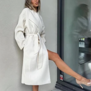 Vit/beige lång kappa - Säljer min kappa ifrån BiancaxNelly perfekt till vintern