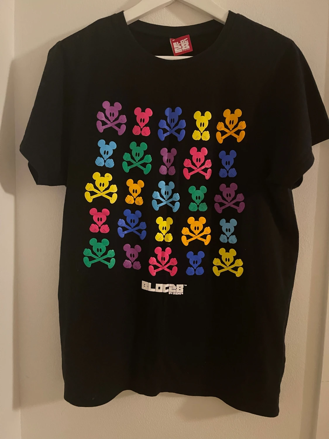 Svart Disney Bloc28 t-shirt med färggrafik