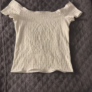 🤍Fin vitt sommar topp🤍 - Säljer en fin Vitt sommar topp från lager 157. Köptes tidigare iår men minns inte vad den kosta. Den är i storlek xs men är ändå strechig. Den har ett fint mönster som gör att den stick ut lite extra🌟Den är använd endast 3 ggr🥰Finns att hämta i Göteborg, men kan såklart sickas om de önskas men då står köpare för frakt💗
