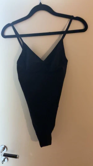 Svart body H&M - Säljer en svart body från H&M 💕💕