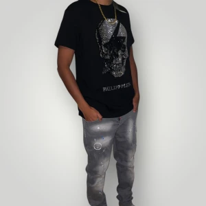 Philipp plein t shirt strl L svart  - Helt ny. Fin replika med hög kvalitet. Modellen är 175cm lång. Normal i passform. Först till kvarn som gäller. Skickas inom 2;h