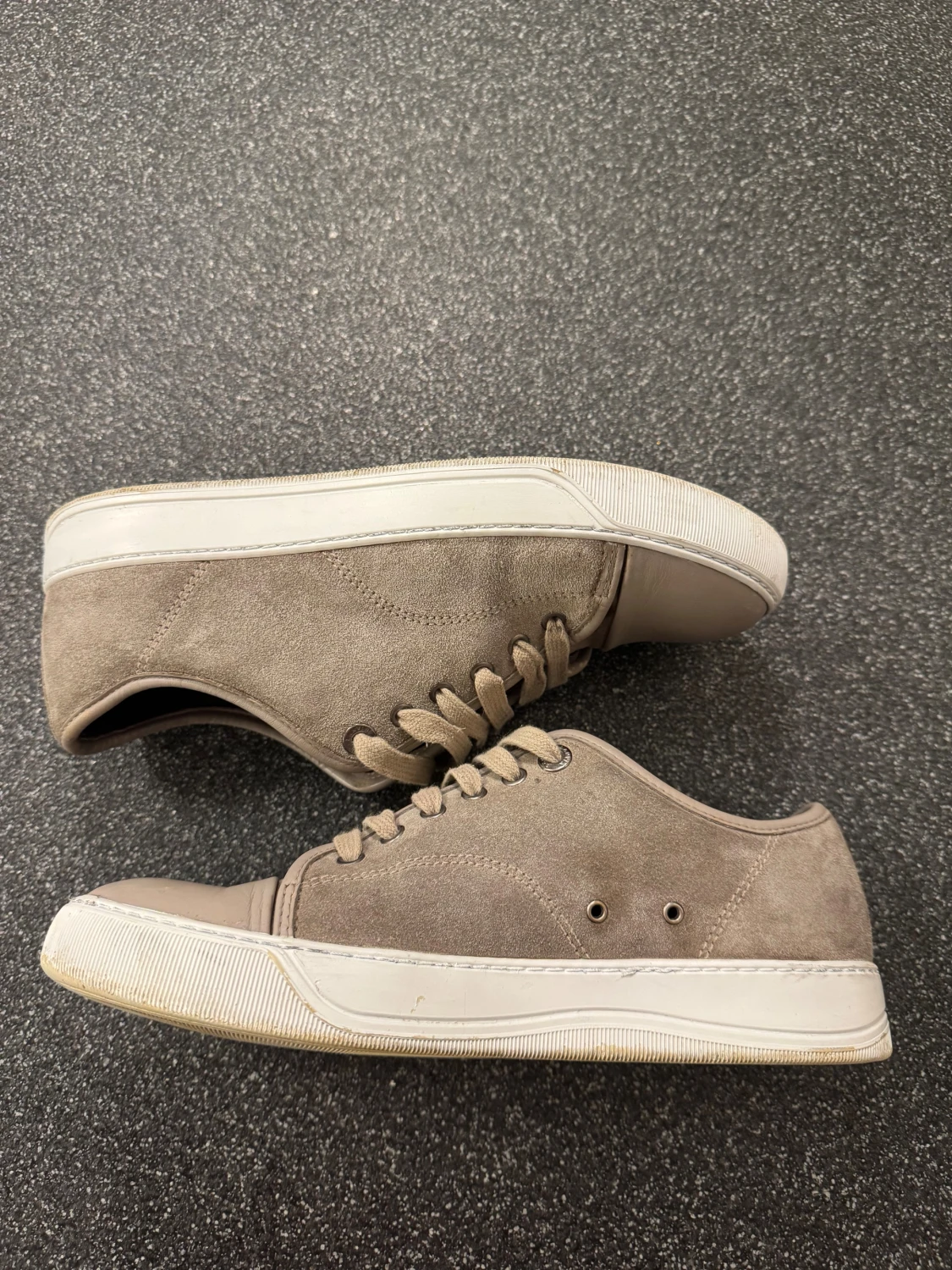 Beige mockasneakers med vit sula - 1