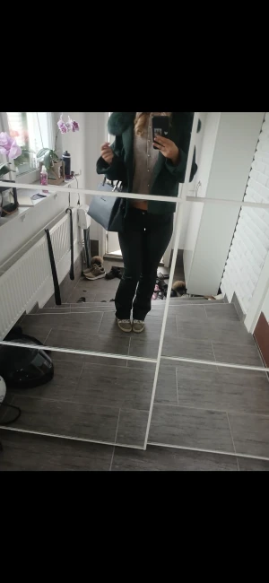 Mörkgrön pälsjacka från Meotine S/M - Säljer en snygg mörkgrön pälsjacka från Meotine i storlek S/M. Jackan har en bred krage och är croppad i modellen, vilket ger en trendig look. Perfekt för dig som vill sticka ut med en cool och mysig jacka i höst och vinter. (En knapp är borta längst ner)