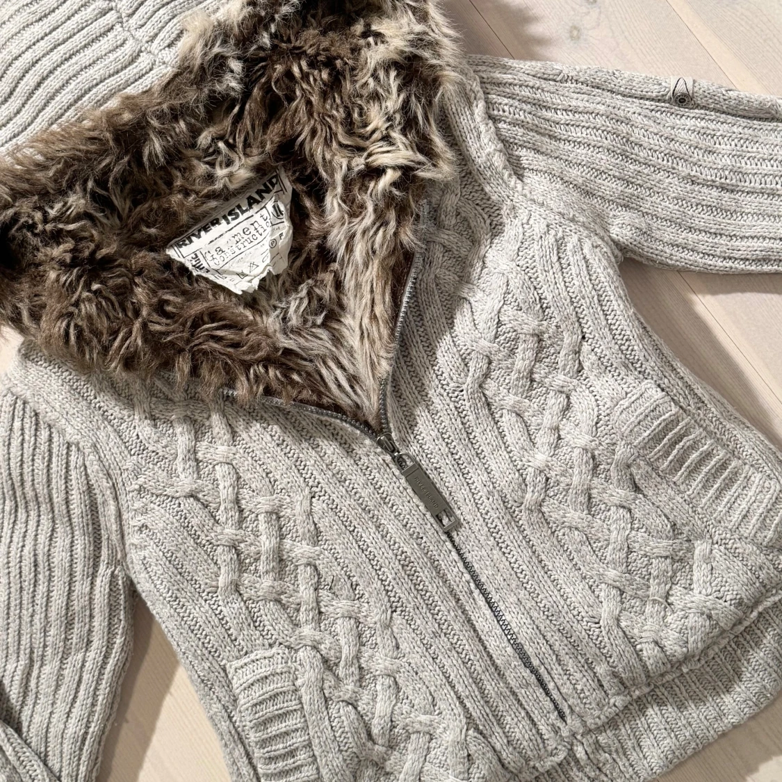 Stickad kofta med konstpäls - 2