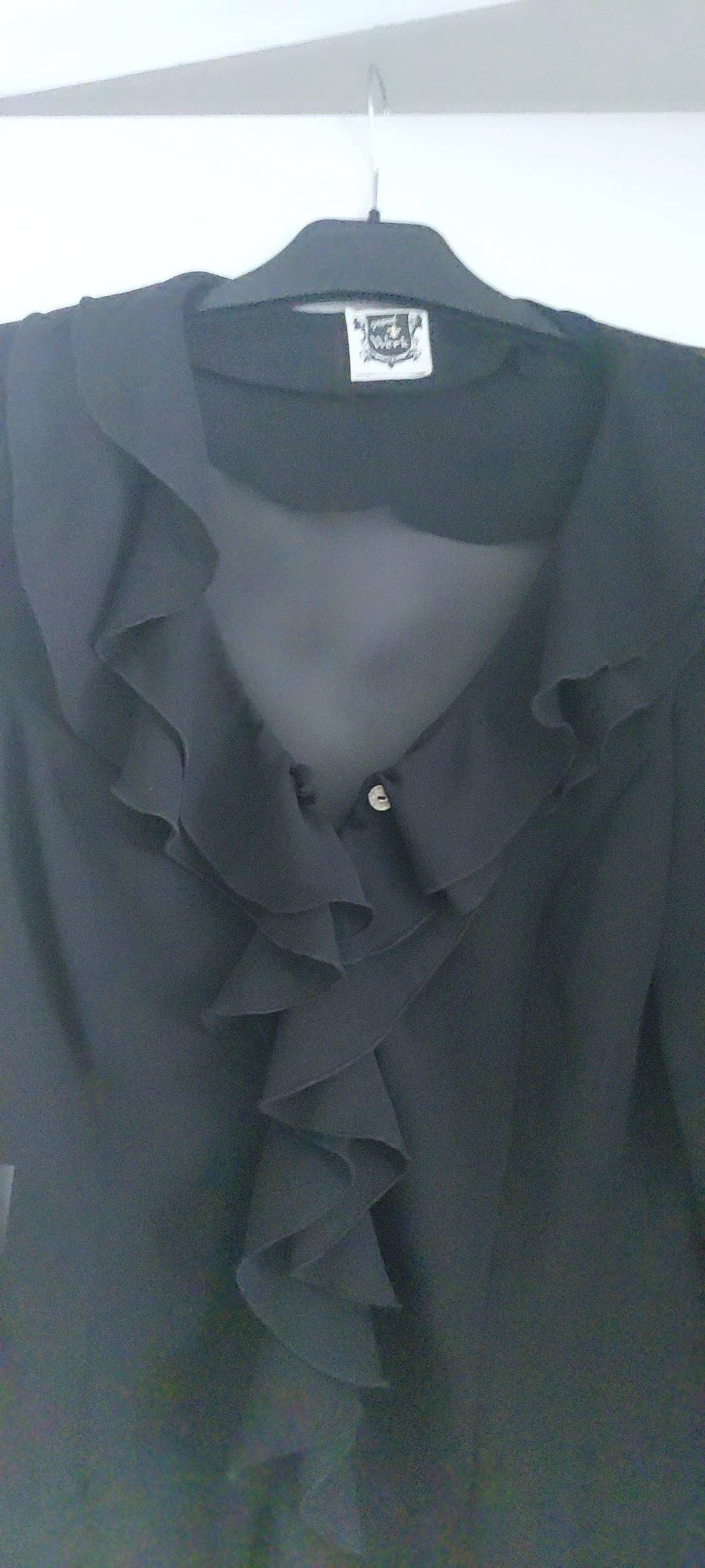 Svart blus med volanger från Grand Werk - 2