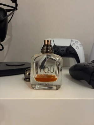 Stronger With You Intensely parfym - Emporio Armani Stronger With You Intensely – en populär parfym med modern känsla. Perfekt för dig som vill sticka ut och addera en extra touch till din stil.