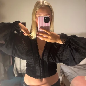 Svart blus med puffärmar och spets - Supersnygg svart blus/ topp. Har använt en gång så nästan helt ny🩷 