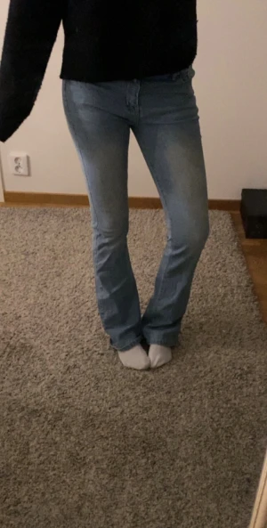 Ljusblå bootcut jeans - Snygga ljusblå jeans med bootcut och detaljer på bakfickorna, skriv om du vill se bild. Säljer för jag inte använder dem💞