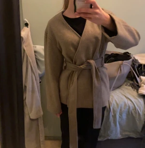 Kappa Gina  - Säljer kappa ifrån Gina tricot i storlek S, använd en gång! 