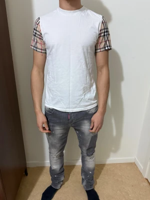 Burberry T-shirt  - Snygg vit t-shirt från Burberry. 