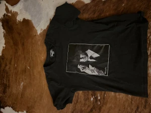 T shirt från CelemonAce - Säljer denna feta tröjan från CelemonAce i storlek Xs. Baksidan har inget tryck utan är bara svart. Den är väldigt sällsynt då den inte längre säljs. Pris kan diskuteras. Skick 9/10 
