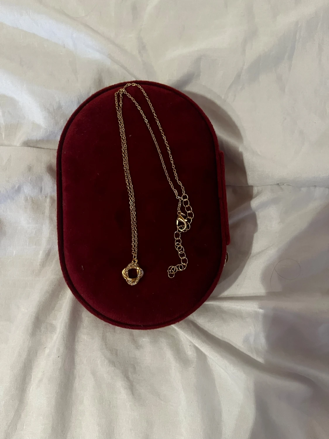 Guldigt armband med oregelbunden ring