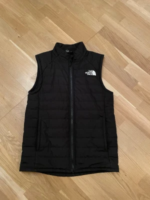 Väst från The North Face - En snygg väst från The North Face. Västen är i super bra skick och passar bra med allt. Storlek 160
