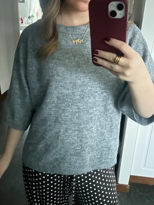 Grå stickad tröja från lager 157 XS - Mysig grå stickad tröja från lager 157 i storlek XS. Tröjan har en rund halsringning och trekvartsärmar som ger en chill och avslappnad vibe. Perfekt för lager-på-lager och passar dig som gillar enkel och stilren look.