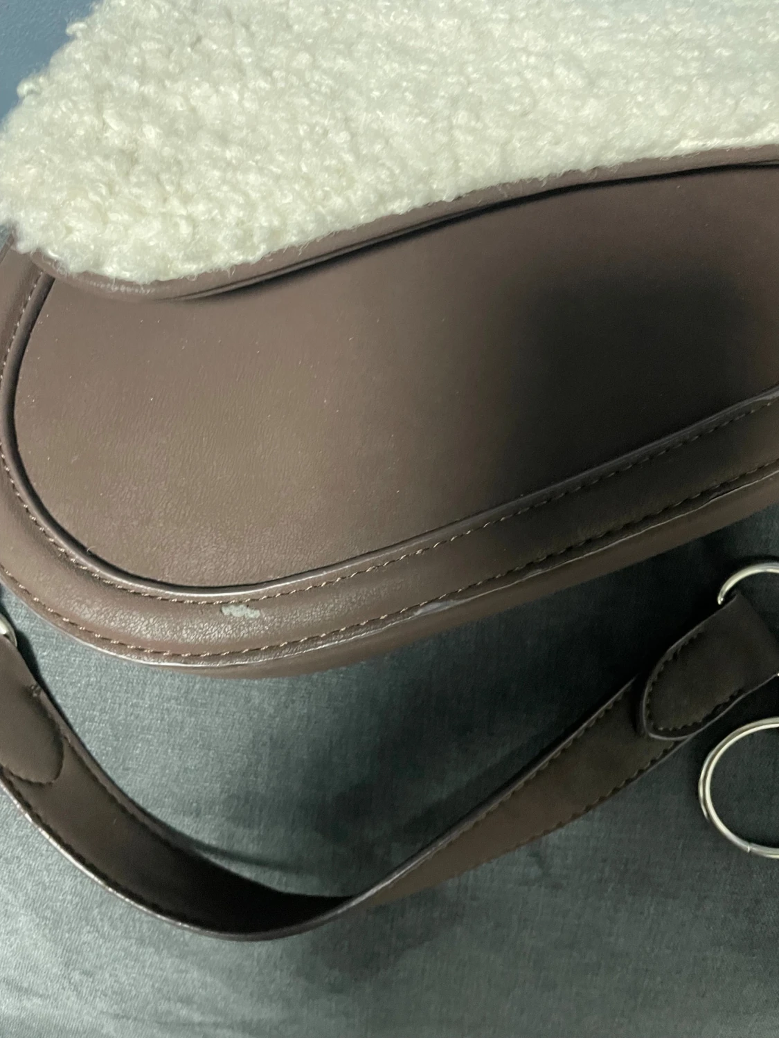 Brun axelväska med pälsdetalj - 2