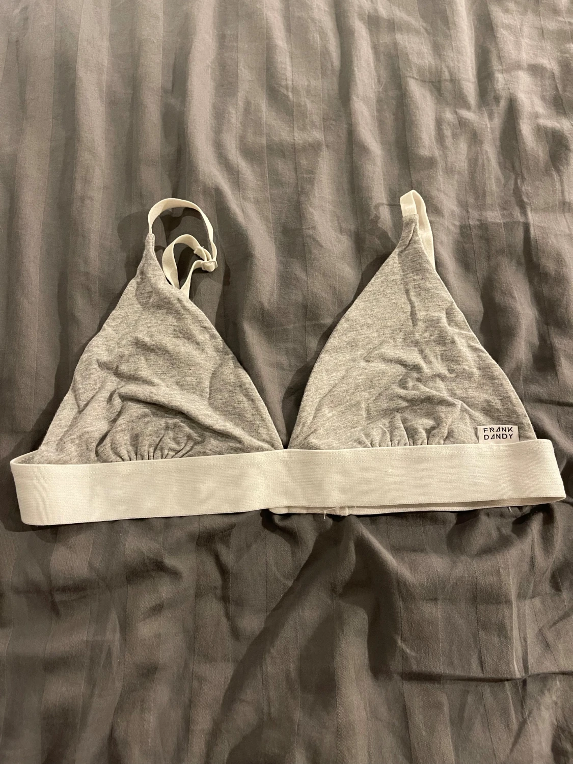 Grå triangeltopp från Frank Dandy