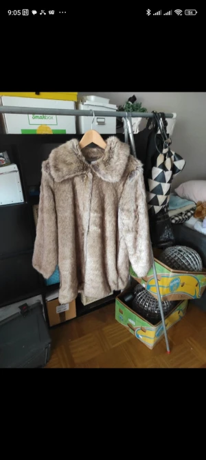 Beige pälsjacka från Ellos - Säljer en fluffig och snygg beige pälsjacka från Ellos i storlek 40. Jackan har bred krage, långärmad design och är helfodrad på insidan. Perfekt för dig som vill ha en varm och trendig look under höst och vinter. Färgen är naturligt beige med lite mörkare toner. Djur finns i hemmet 