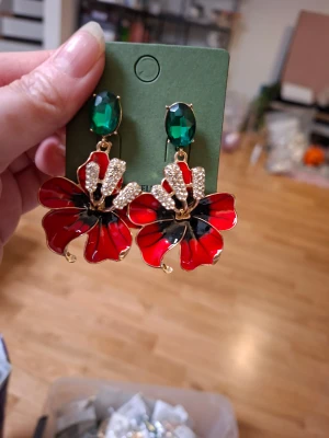 Röda och gröna julörhängen - 60sek/par