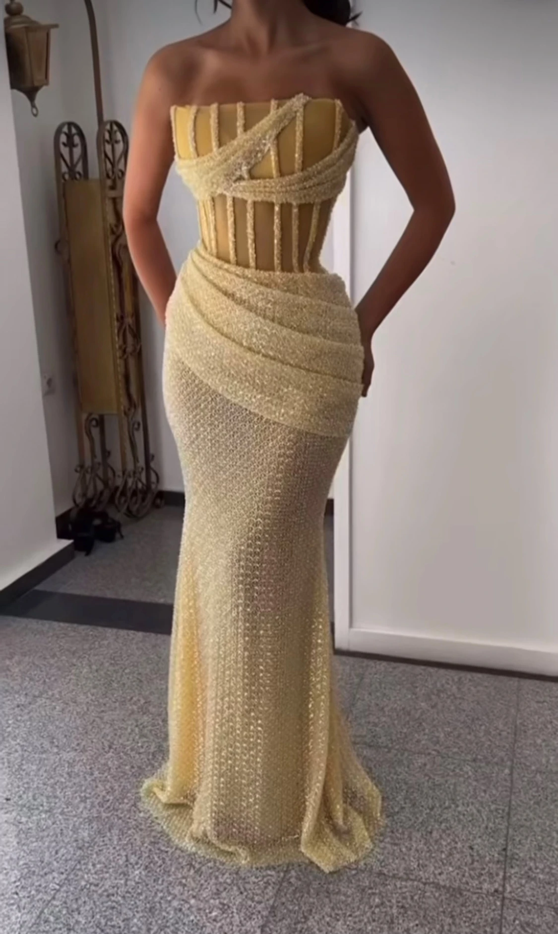 Guldig långklänning med pärldetaljer