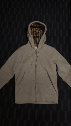 Grå Burberry tröja  - Som en helt ny knappt använts riktig skön tröja nu inför kyligare dagarna, blivit för liten på mig är ganska petig när de kommer till hur kläder sitter. Den är M men sitter även som S