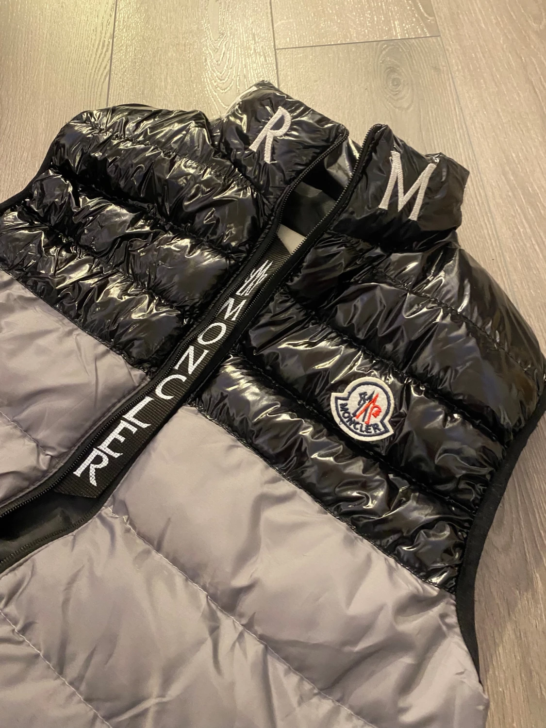 Moncler svart och grå pufferväst ( M storlek) - 2