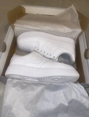 Nike air force 1 white - Säljer nu ett par air force 1 eftersom när jag just köpt skorna på black week så fick jag ett exakt par på min födelsedag här i veckan. Skorna är i nyskick och köpta för 1300kr ju och med att det är i andra hand har jag valt att prissätta dom på 1100kr.