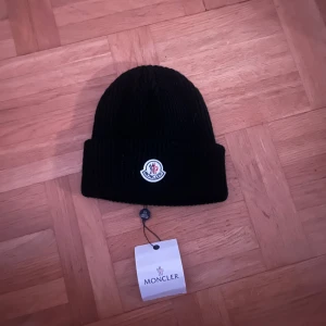 Moncler mössa - Aldrig använd super fint skick ⚡️pris kan diskuteras⚡️