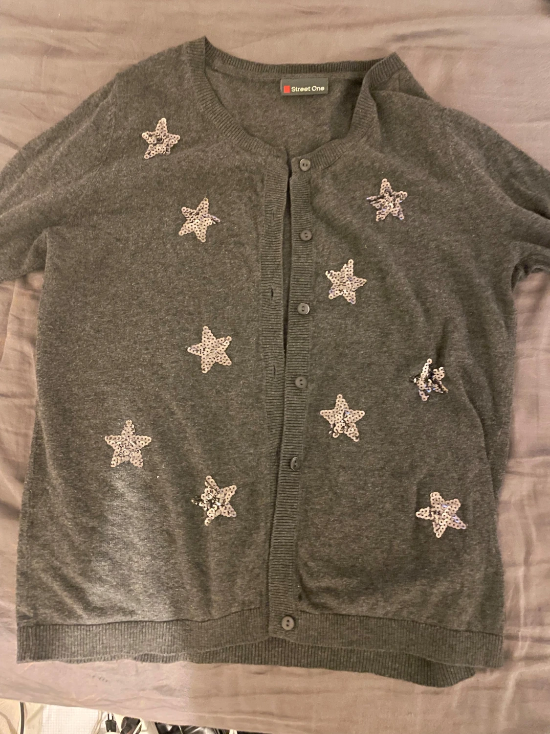 Grå kofta med stjärnor  - 3