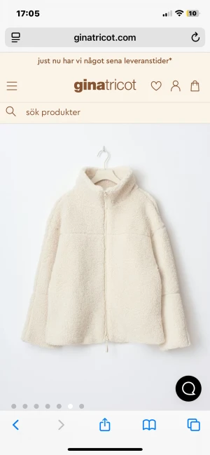 Beige teddyjacka från Gina Tricot - Supermjuk teddyjacka i beige från Gina Tricot med hög krage och dragkedja framtill. Har väldigt bra skick, använd 2 ggr. 