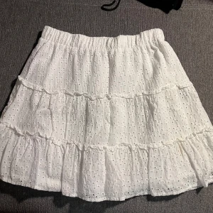 Fin vit kjol! - Jätte fin somrig kjol! Lite sent att sälja i september kanske… men den funkar ju året ut också såklart! Skriv om du har frågor 