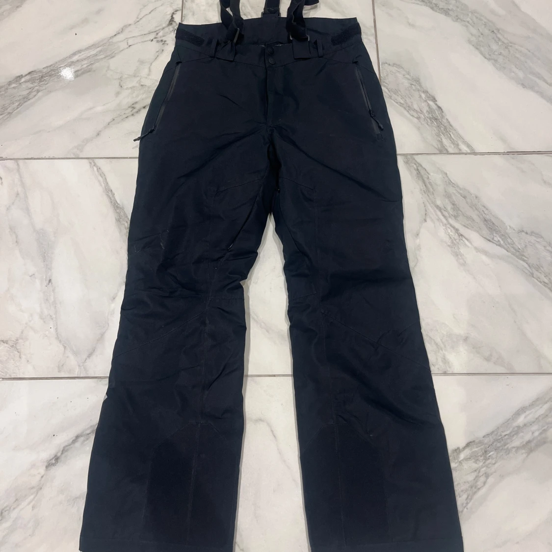 Svarta täckbyxor med hängslen