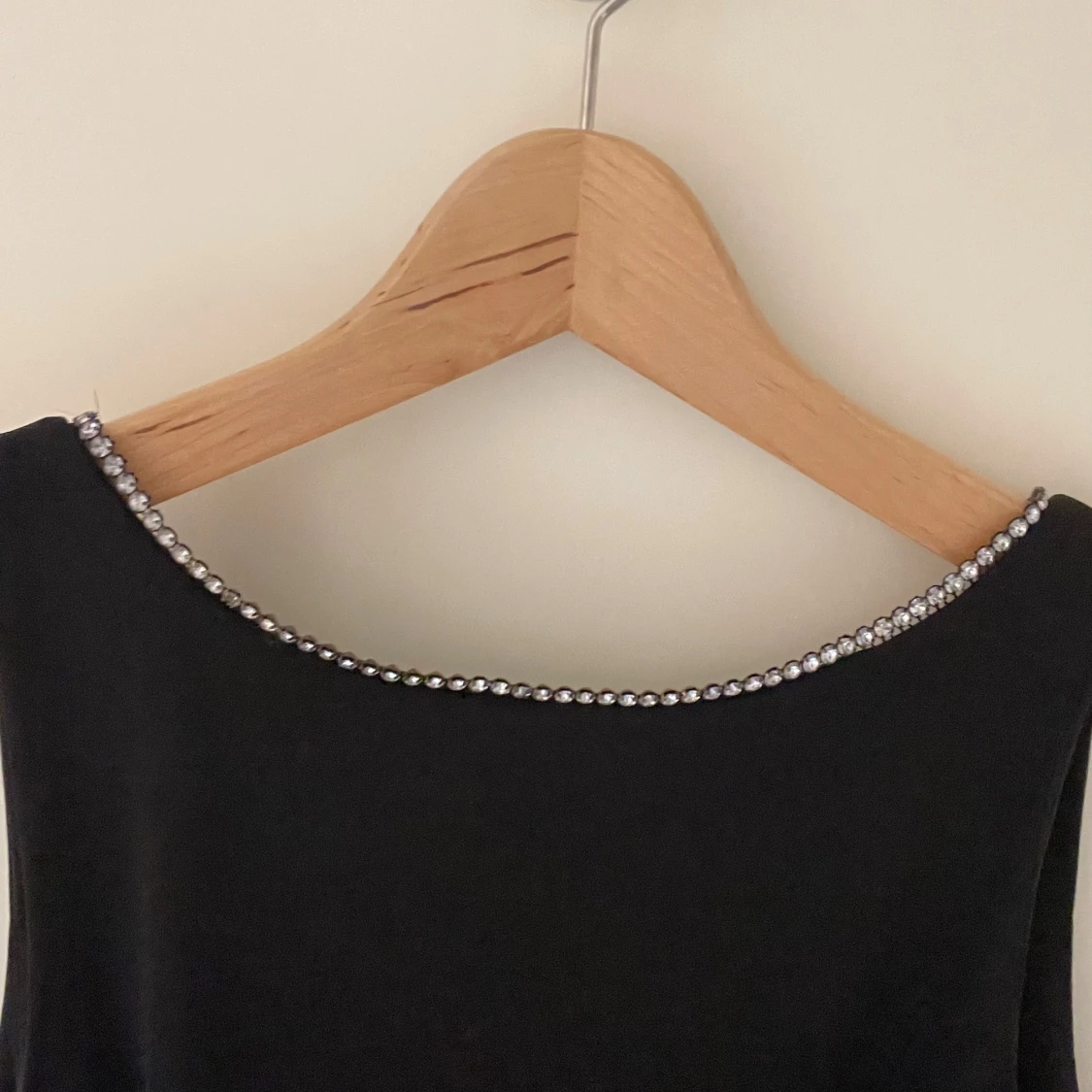 Svart långklänning med stendetalj - 1