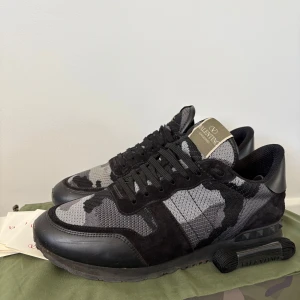 Valentino Nero stone rockrunner - INTRESSEKOLL på dessa äkta valentino rockrunners! 9,5/10 skick| storlek 43 1/2 men passar större och mindre| äkta (kommer med kvitto och allt og)| köpta från merch sweden| kom privat med bud eller frågor om fler bilder!