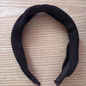 Svart twistat diadem i tyg - Snyggt svart diadem 