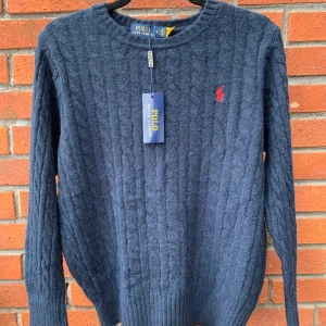 Ralph Lauren tröja - En stickad mörkblå tröja från Polo Ralph Lauren. Säljer den eftersom jag inte använder den. Den är bara testad och i toppen skick. Det är storlek M men den sitter som S. R:3ps